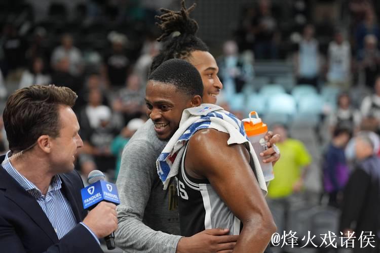 文班甘当绿叶!马刺众将合力掀翻雷霆 证明球队跻身顶尖强队之列 文班甘当绿叶!马刺众将合力掀翻雷霆 证明球队跻身顶尖强队之列